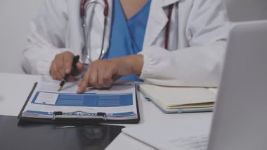 Doktor bilgisayar üzerinde çalışıyor.