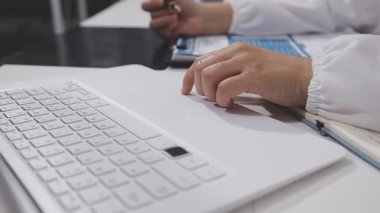 Not defterine yazan iş kadını ellerine yakından bak