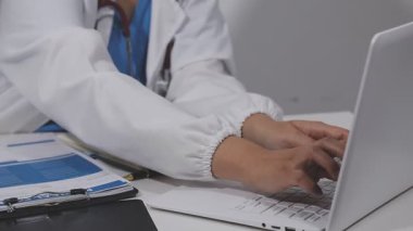 Kapat. Doktor laptopla çalışıyor.