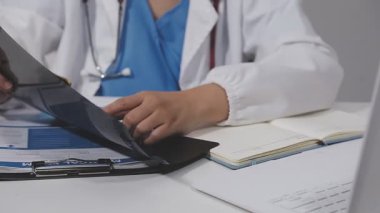 Hastanede tablet bilgisayarlı tıp doktoru.