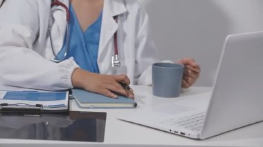 ofiste çalışan doktor.