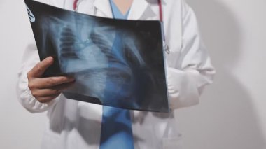 Beyaz üniformalı doktor ve hastanede röntgen..