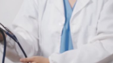 Geçmişi bulanık steteskoplu kadın doktor, yakın plan. doktor konsepti