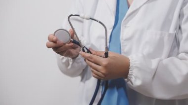 Doktor elinde stetoskop ile