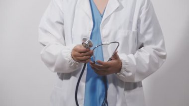 Beyaz arka planda steteskobu olan doktor..