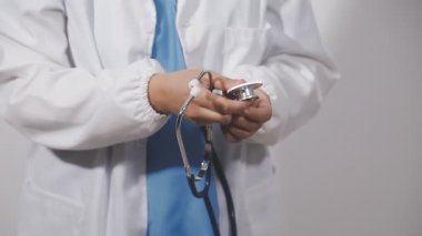 Beyaz arka planda izole edilmiş steteskop ile doktor ellerini kapat