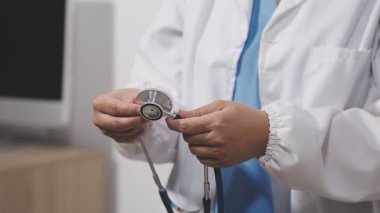 Steteskop tutan doktorlara yakın çekim