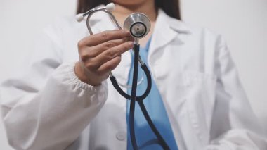 beyaz zemin üzerine stetoskop ile kadın doktor