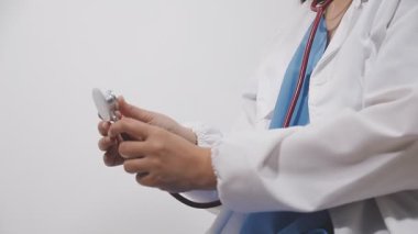 Doktor, steteskop tutan bir doktor.