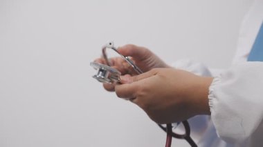 Elinde steteskop olan bir doktor..