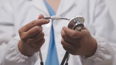 Steteskop tutan doktorlara yakın çekim