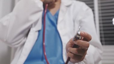 Doktor akıllı telefon kullanıyor.