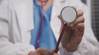 Yakın çekim - doktor eli steteskop tutuyor