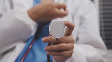 Steteskop tutan ve hastane koğuşundaki hastalara ilaç veren erkek doktorlara yakın çekim