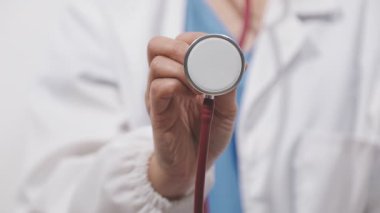 Doktor holding stetoskop elinde