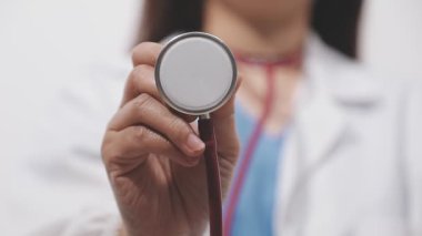 Stetoskop tutan bir doktorun yakın çekimi. tıbbi ve sağlık hizmetleri