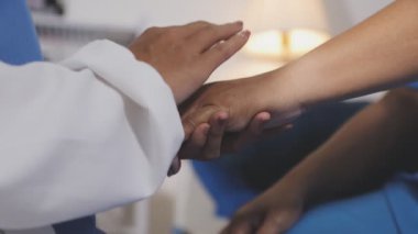 üniformalı kadın doktor