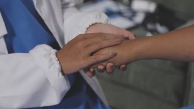 Hastanın elini tutan bir doktorun fotoğrafını çek.