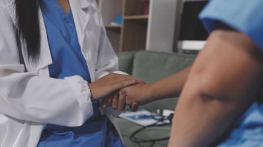 Doktor ve hemşire ellerini hastaneye koydu..