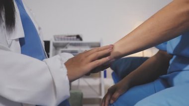 Doktor ve hemşire hastanede el sıkışıyor..