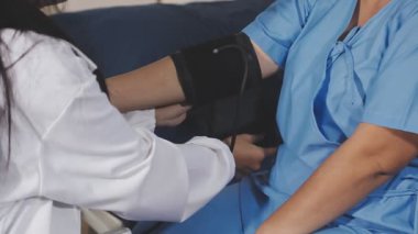 Arka planında steteskop olan bir doktor..