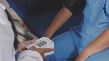 kadın doktor stetoskop bir holding