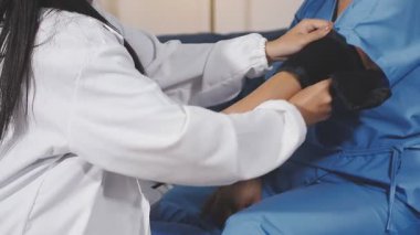 Kapat. Üniformalı ve eldivenli doktor.