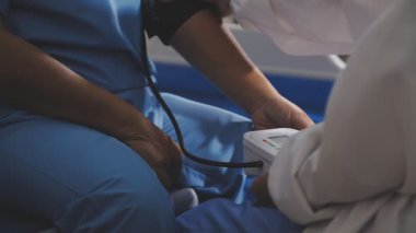 Doktor hastanın elini tutuyor.