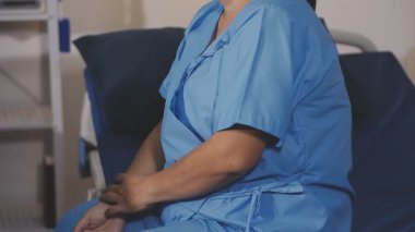 Ofiste üniformalı bir doktor ve steteskop var.,