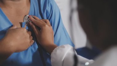 Doktor steteskopta kalp atışlarını kontrol ediyor.