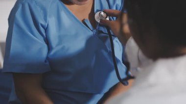 Doktor hastayı hastanede muayene ediyor.