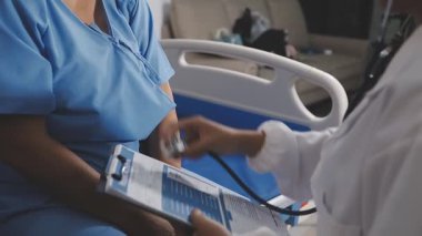 Steteskop ve panoya sahip doktor ve hasta