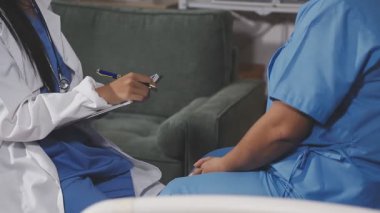 Doktor hastayı panoya yazıyor.