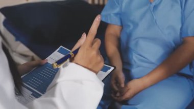 Hastane odasında doktora danışmanlık yapan bir hasta, sağlık ve tıbbi konsept,