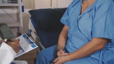 Doktor ve hasta tıbbi muayene sonuçlarını tartışıyor