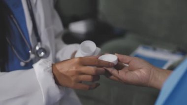 Doktorun eline bir hap alıp ilaç vermesine yakın durun.