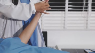 Doktor hastanın kan basıncını ölçüyor.