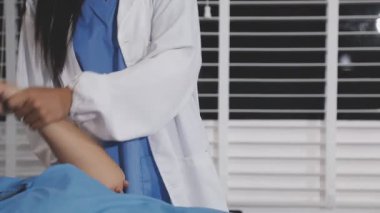 Doktor hastaya el uzatıyor..