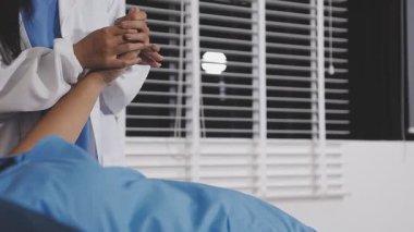 Doktor el ele tutuşan hasta