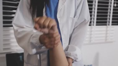 Doktor hastanın kanını kontrol ediyor.