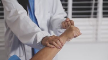 Doktor hastaya kol kola veriyor..