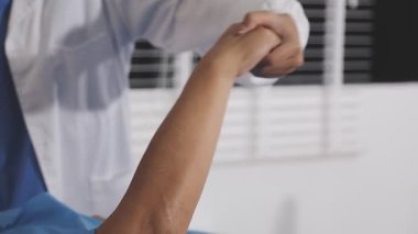 Doktor hasta elini tutarak