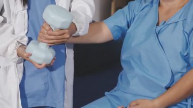 Kapalı - hastanede hastanın elini tutan doktorun fotoğrafı.