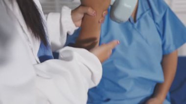 Kadın doktor steteskopu elinde tutuyor.