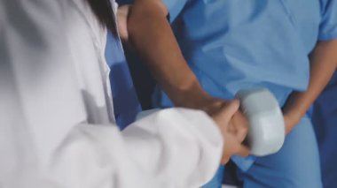 Steteskoplu doktor ve hasta