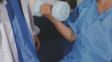 Doktor hastanede egzersiz yapıyor.