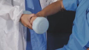 Doktor elinde mavi bir steteskop tutuyor.