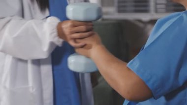 Dambıl tutan bir kadın doktora yaklaş.