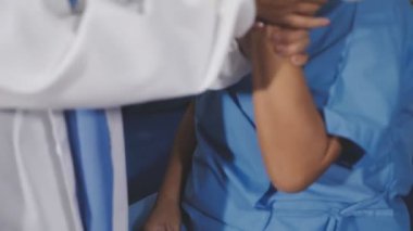 Doktor bir dumbbell tutarak