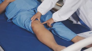 Fizyoterapist bacak masaj yapıyor